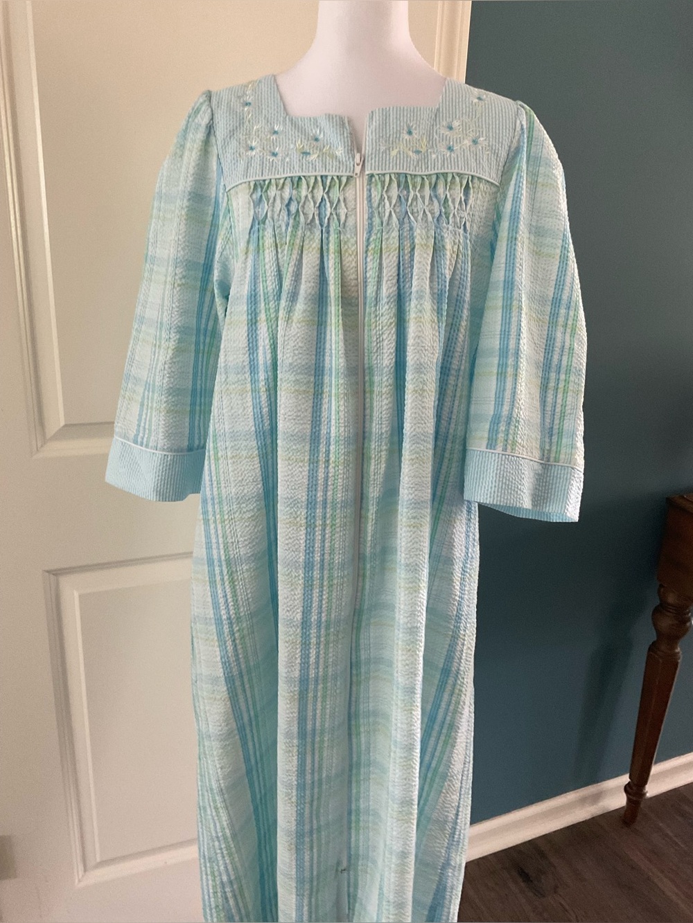 Miss Elaine house coat, zipper, seersucker